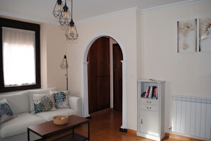 TV, fireplace - Country House 'Salomé' with Mountain View, Private Garden and Wi-Fi (Mora de Luna)