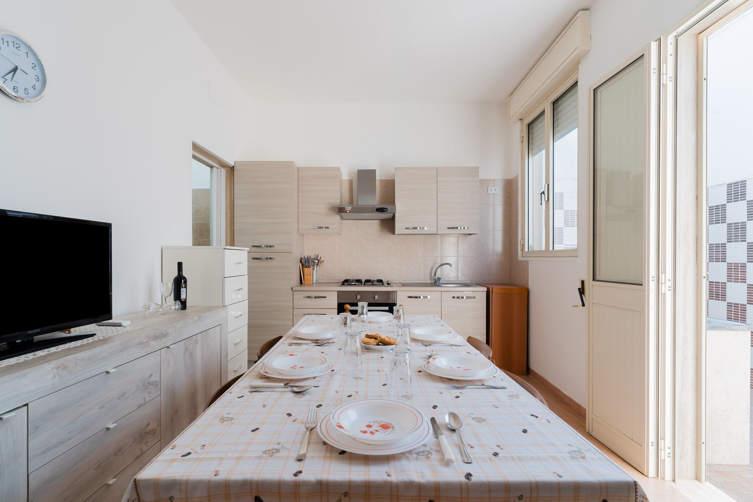Refrigerador, horno, placa de cocina, utensilios de cocina
