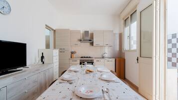 Refrigerador, horno, placa de cocina, utensilios de cocina