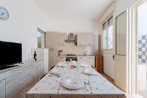 Fridge, oven, stovetop, cookware/dishes/utensils