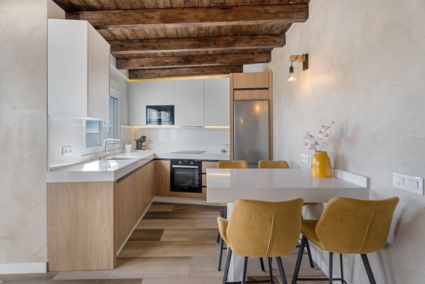 Fridge, microwave, oven, stovetop - Holiday Home 'Miranda 2' with Sea View, Wi-Fi and Air Conditioning (Igueste de Candelaria)