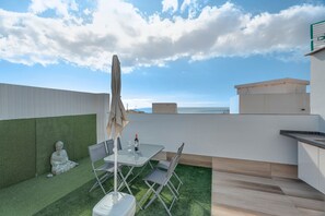 Outdoor dining - Holiday Home 'Miranda 2' with Sea View, Wi-Fi and Air Conditioning (Igueste de Candelaria)