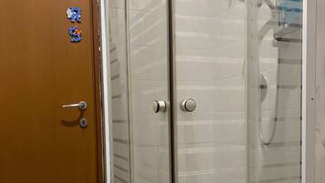 Ducha, secador de pelo, toallas