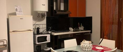 Een koelkast, een microgolfoven, een oven, een kookplaat