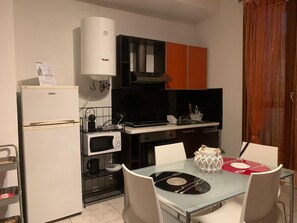 Fridge, microwave, oven, stovetop - Apartment 'Sara' with Wi-Fi and Air Conditioning (Cremona)
