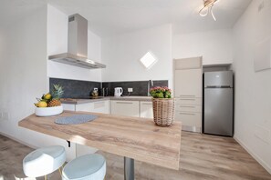 Frigorifero, microonde, piano cottura, lavastoviglie