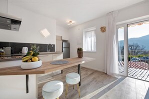 Geladeira, micro-ondas, cooktop, lava-louças