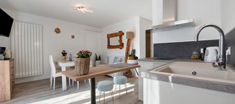Appartement 'Tatiana Flower' met Uitzicht op de Bergen, Gedeeld Zwembad en WiFi