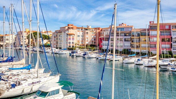 A marina with multiple boats docked, surrounded by colorful buildings. - Superb Apartment on Fishermen's Island with Sea View, Private Terrace & Air Conditioning (Agde)