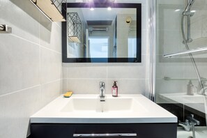 Douche, serviettes fournies