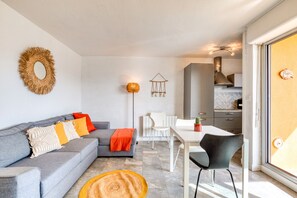 TV - Apartment 'Super Sur L Ile Des Pêcheurs' with Sea View, Private Terrace and Air Conditioning (Agde)