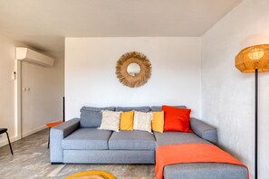 TV - Apartment 'Super Sur L Ile Des Pêcheurs' with Sea View, Private Terrace and Air Conditioning (Agde)