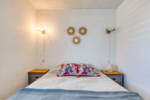 1 bedroom, bed sheets