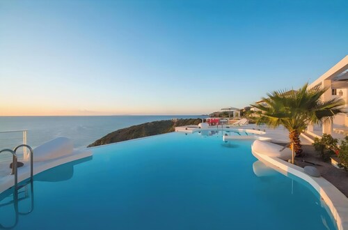 Apartment „Kaladi Rock“ mit Meerblick, Gemeinschaftspool und WLAN