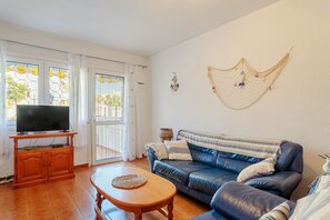 TV - Holiday Home 'Spacious' with Shared Pool, Wi-Fi, and Air Conditioning (El Campello)