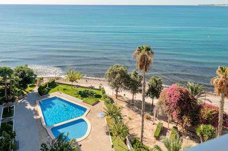 Pool. Apartment 'Primera Linea De Playa' with Sea Views, Wi-Fi and Air Conditioning