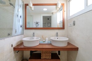 Douche, sèche-cheveux, serviettes fournies