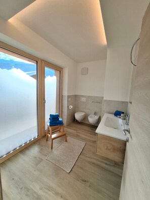 Dusche, Haartrockner, Handtücher