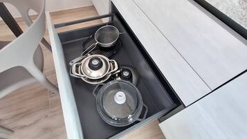 Kühlschrank, Mikrowelle, Herdplatte, Geschirrspüler