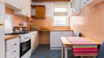 Fridge, oven, stovetop