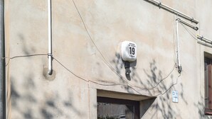 A building with a number 19 sign, a door, and a small parking sign. - Park Grabiszyński Standard Studio (Wrocław)