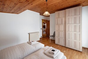 2 habitaciones, tabla de planchar con plancha y wifi gratis 