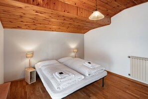 2 slaapkamers, een strijkplank/strijkijzer, gratis wifi, beddengoed