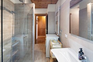 Regadera, secadora de cabello, toallas 