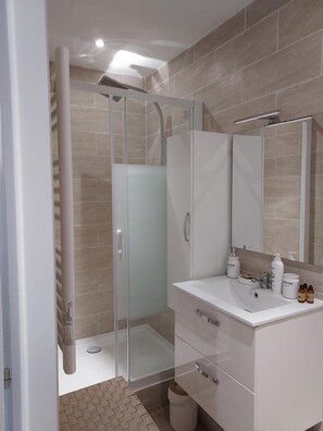 Een douche, een haardroger, handdoeken