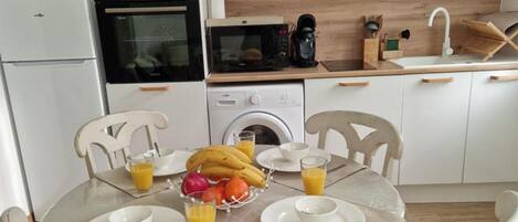 冷蔵庫、電子レンジ、オーブン、コンロ