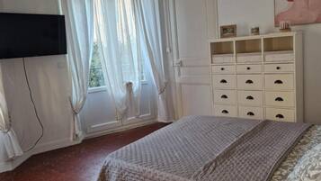 2 bedrooms, iron/ironing board, free WiFi, bed sheets
