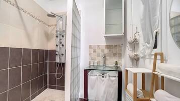 Shower, hair dryer, towels