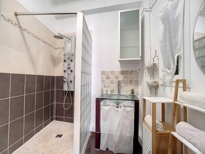 Douche, sèche-cheveux, serviettes fournies