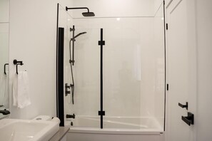 Shower, hair dryer, towels, shampoo - Maison Rasco • One-Bedroom Apartment • Old Montreal • Prime Spot • Self Check-In Access • Full Kitchen • Pet Friendly •  Wi-Fi • AC (Montreal)