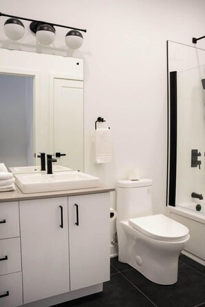Shower, hair dryer, towels, shampoo - Maison Rasco • One-Bedroom Apartment • Old Montreal • Walk to Place Jacques-Cartier • Self Check-In Access • Pet Friendly • Full Kitchen • Wi-Fi • AC (Montreal)