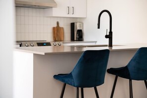 冷蔵庫、電子レンジ、オーブン、コンロ