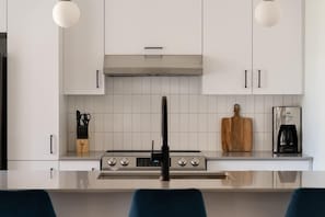 冷蔵庫、電子レンジ、オーブン、コンロ