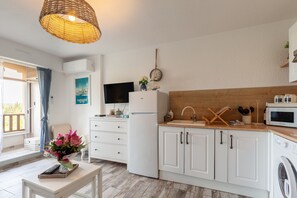 Fridge, microwave, stovetop, coffee/tea maker