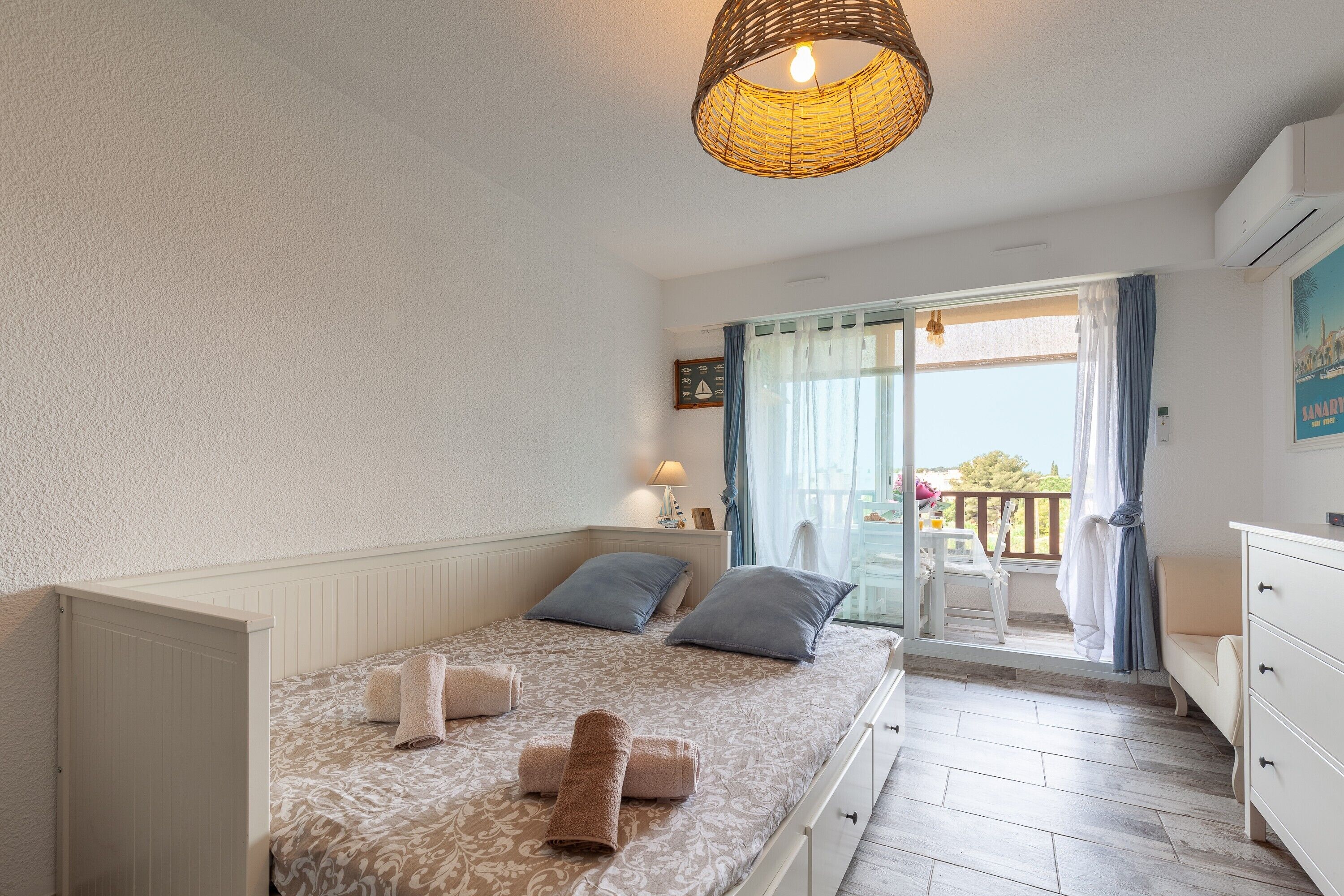 Iron/ironing board, free WiFi, bed sheets