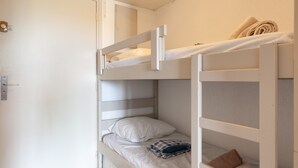 A bunk bed with a lower bunk, a door, and a towel on the top bunk. - Studio 'Soleil Et Douceur Il' with Private Garden, Wi-Fi and Air Conditioning (Sanary-sur-Mer)