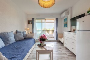 TV - Studio 'Soleil Et Douceur Il' with Private Garden, Wi-Fi and Air Conditioning (Sanary-sur-Mer)