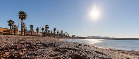 Una spiaggia nelle vicinanze