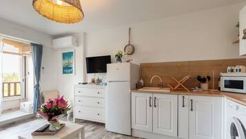 Køleskab, mikrobølgeovn, kogeplade, kaffe-/temaskine