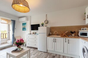 Fridge, microwave, stovetop, coffee/tea maker