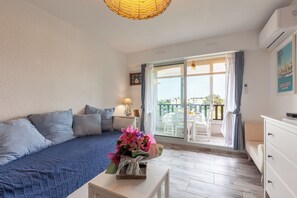 TV - Studio 'Soleil Et Douceur Il' with Private Garden, Wi-Fi and Air Conditioning (Sanary-sur-Mer)