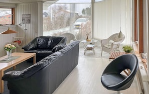 Televisión, chimenea, reproductor de DVD y estéreo