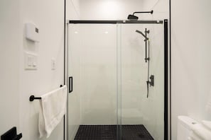 Dusche, Haartrockner, Handtücher, Shampoo