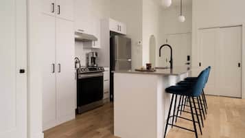 Réfrigérateur, micro-ondes, four, plaque de cuisson