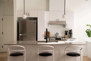 Fridge, microwave, oven, stovetop - Maison Rasco • Two-Bedrooms Apartment • Old Montreal • Walk to Restaurants & Shops • Pet Friendly • Self Check-In Access • Full Kitchen • Wi-Fi • AC (Montreal)