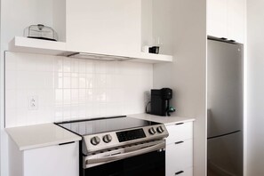 Frigorifero, microonde, forno, piano cottura